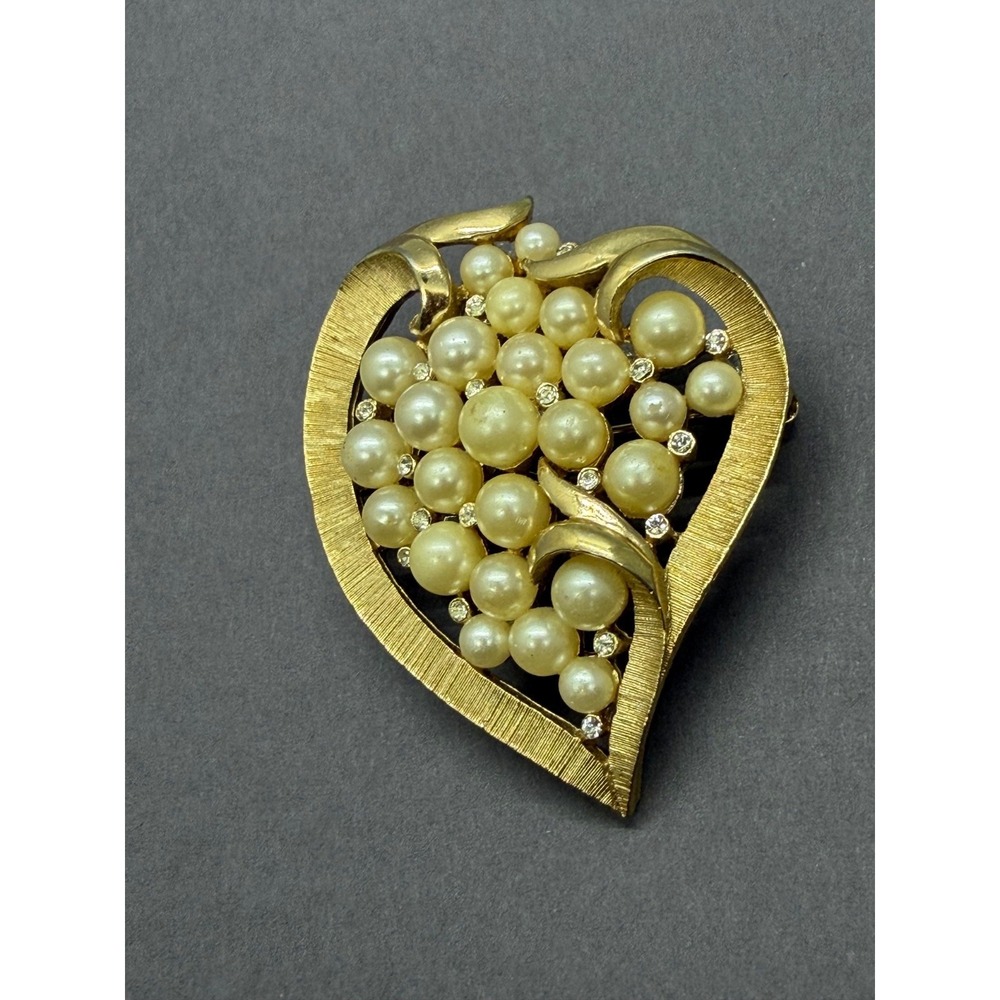Vintage Trifari Heart Brooch Imitation Pearls and Rhinestone Gold Tone READ